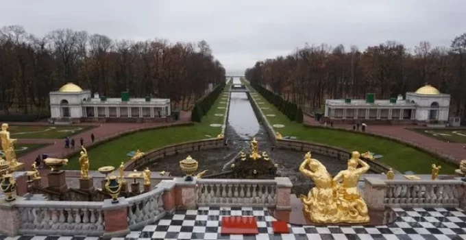 Istana Peterhof: Mengungkap Sejarah Rahasia Dari Kemegahan Hingga Kisah Tak Terlupakan