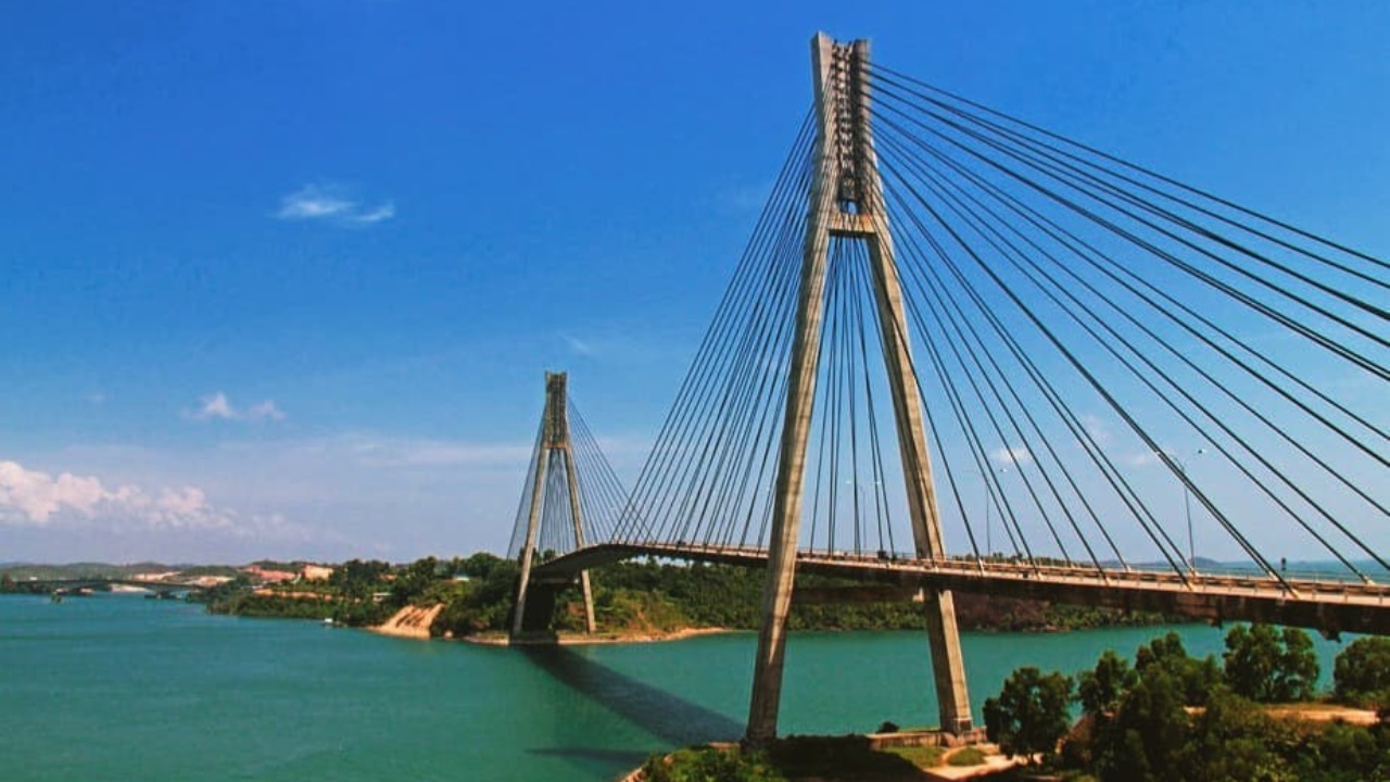 Jembatan Barelang yang megah menghubungkan pulau-pulau di Batam dengan kokohnya struktur beton dan desain yang indah.