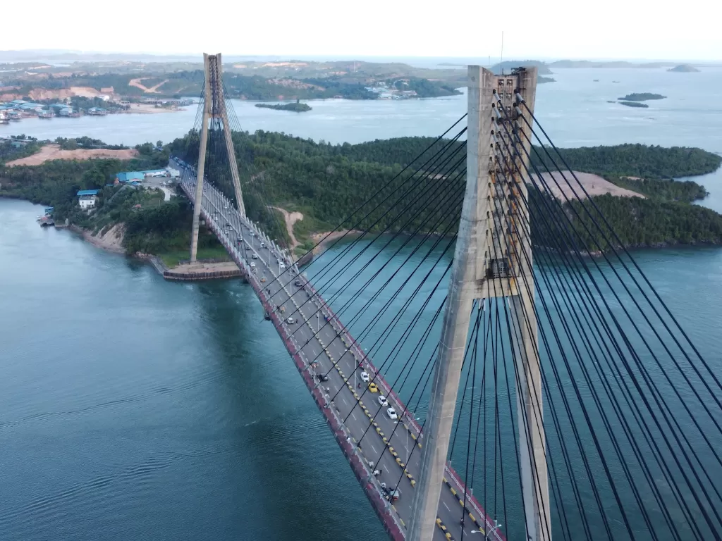 Jembatan Barelang yang memperlihatkan panjangnya struktur dan keindahan laut di sekitarnya