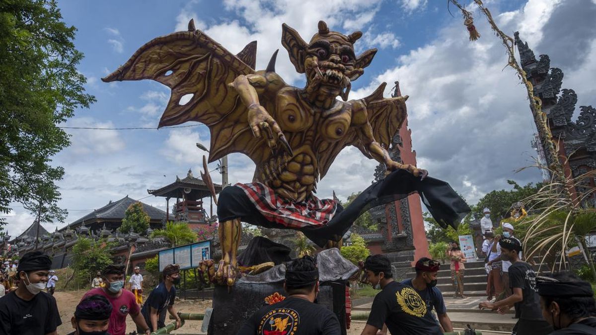 Patung Ogoh-ogoh yang dipajang di tengah jalan desa Bali,