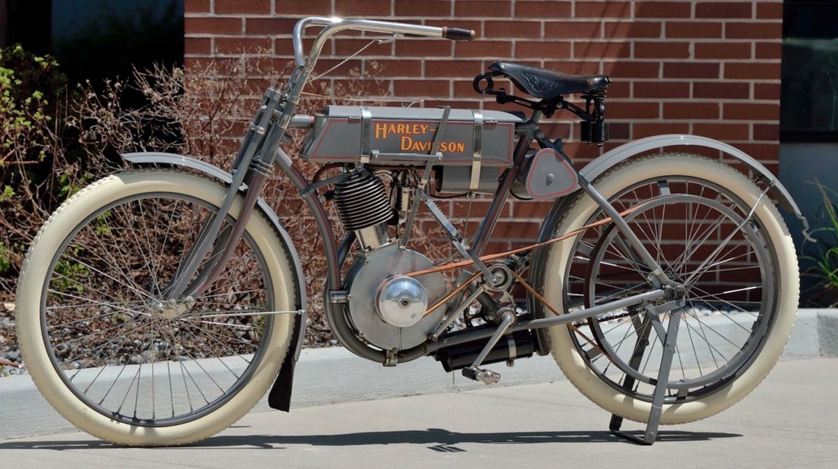 Sepeda ontel klasik dengan kerangka baja dan roda besar