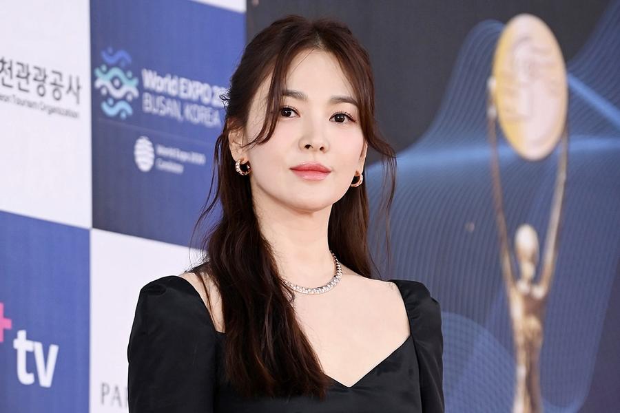 Song Hye Kyo  berada di panggung penghargaan