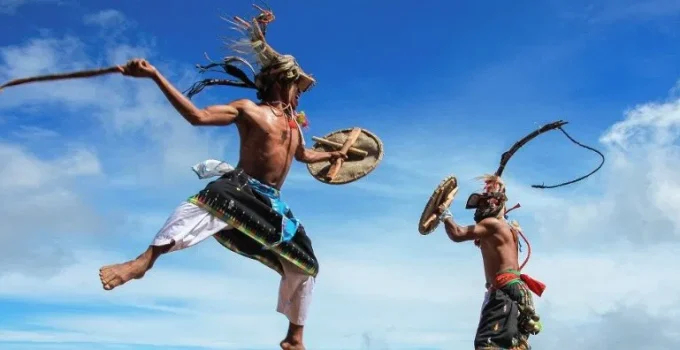 Tari Caci: Keberanian dan Tradisi Perang dari Manggarai Tari Caci: Keberanian dan Tradisi Perang dari Manggarai