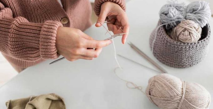 Merajut Kain: Ketika Tangan, Perasaan, dan Kesabaran Menyatu dalam Setiap Helai Kehidupan