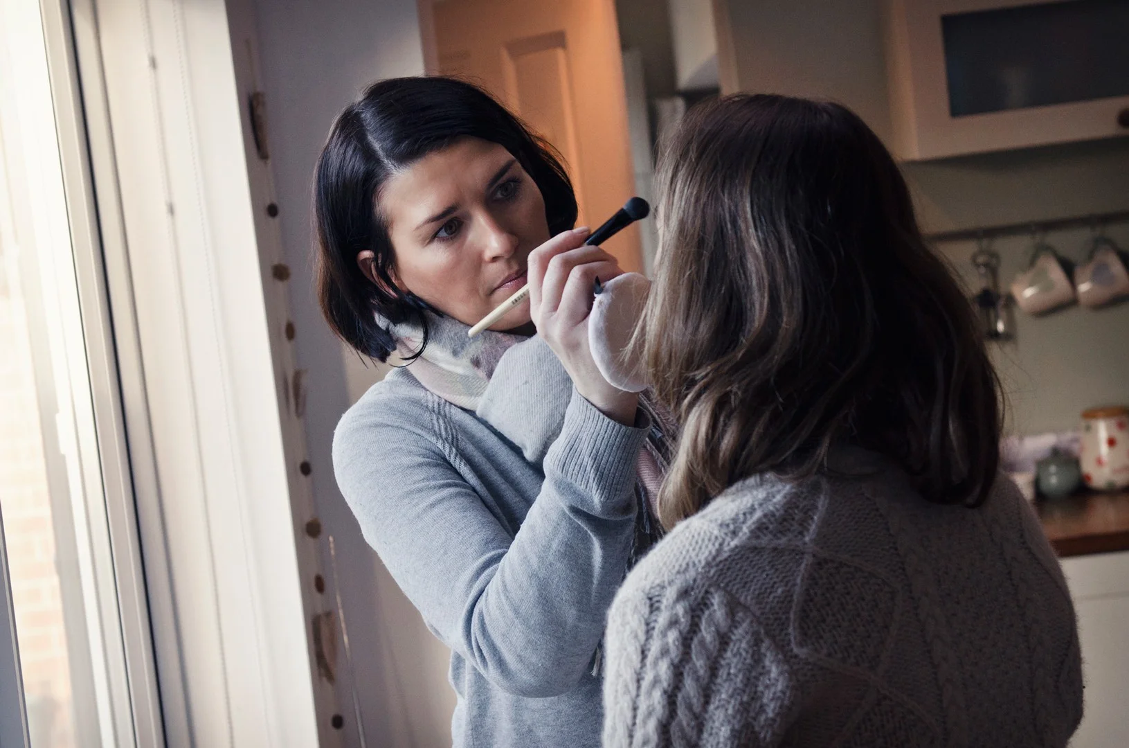 Membangun Koneksi Melalui Ekspresi dan Pose