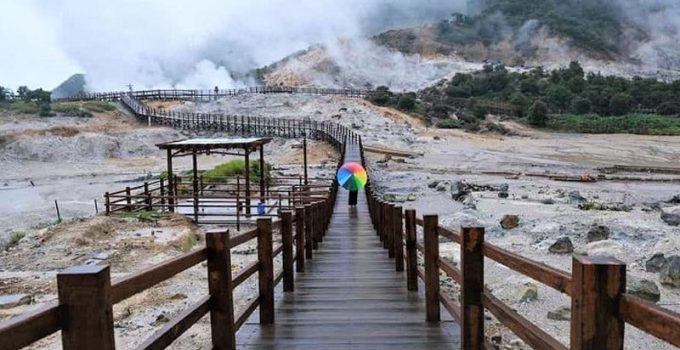 Kawah Sikidang, Pesona Alam Mistis yang Membuat Dataran Tinggi Dieng Selalu Dirindukan