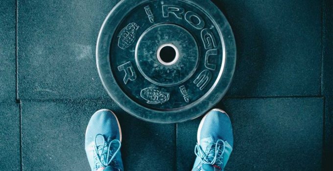 6 Sepatu Gym Lokal untuk Pemula yang Nyaman dan Terjangkau