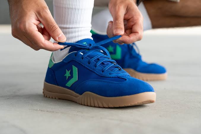 Sneakers Sebagai Simbol Identitas Baru