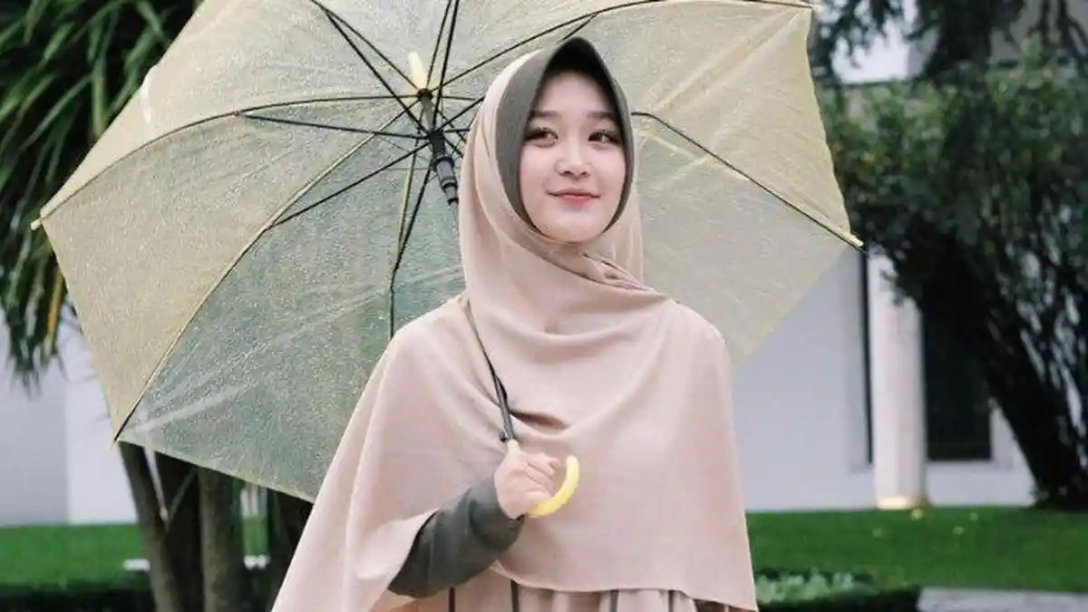 Gaya Fashion Kalya Nadira yang Simpel tapi Punya Karakter
