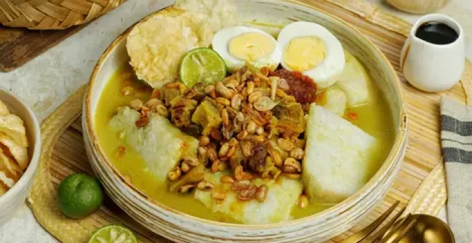 Lontong Kari, Sajian Gurih Berkuah yang Selalu Menggoda Selera